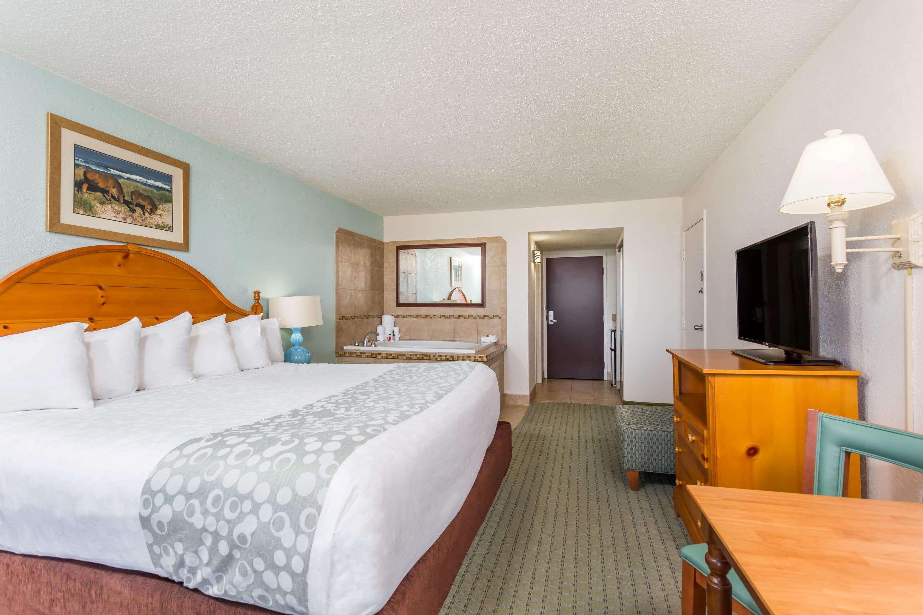 Ramada Plaza By Wyndham Nags Head Oceanfront Hotel Kill Devil Hills Exterior photo